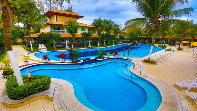 Piscina do hotel Atlântico Búzios com vista para o mar